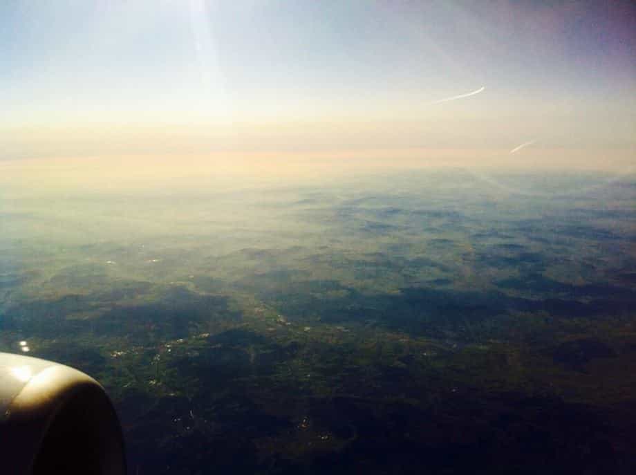 Uitzicht vanuit het vliegtuig naar onze huwelijks bestemming