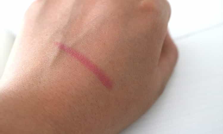 Essence-Longlasting-lipstick-handswatch