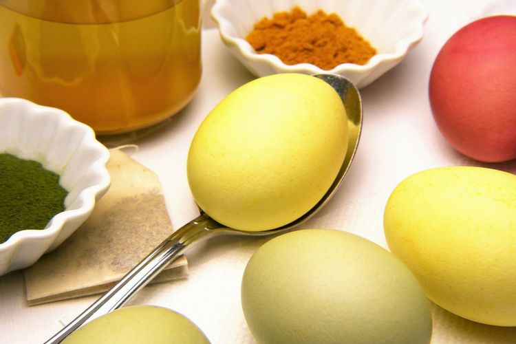 Groente, fruit en kruiden als natuurlijke kleurstof om eieren versieren voor pasen
