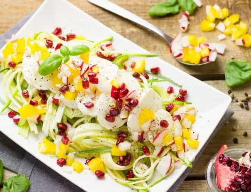 Frisse zomer salade met courgetti en granaatappel