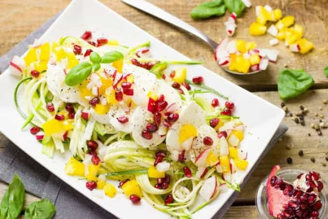 Frisse zomer salade met courgetti en granaatappel