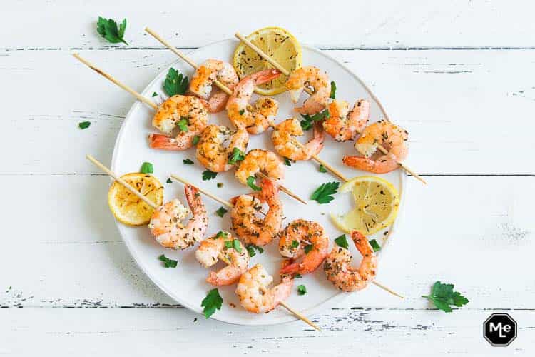 garnalenspiesjes met knoflook en limoen