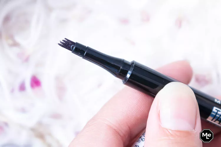 De applicator punt van de maybelline tattoo brow pen lijkt op een microblading pen
