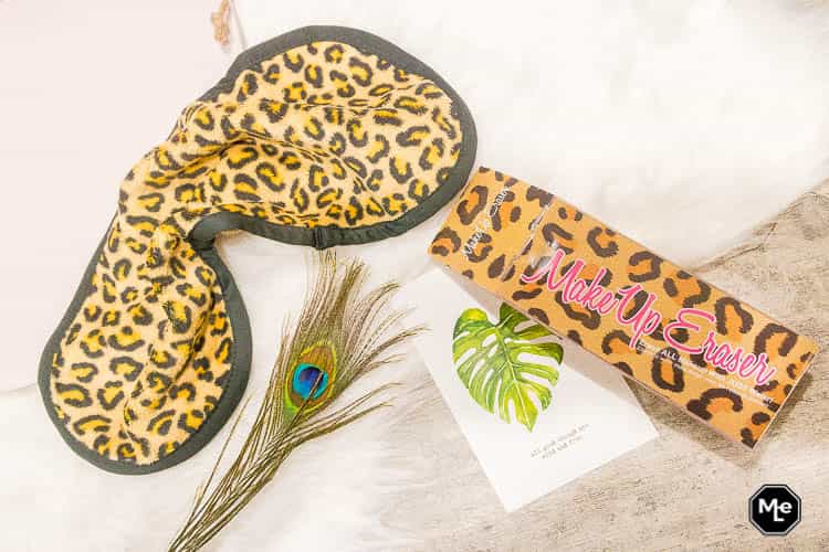 Makeup Eraser Cheetah flatlay verpakking + pauwen veer