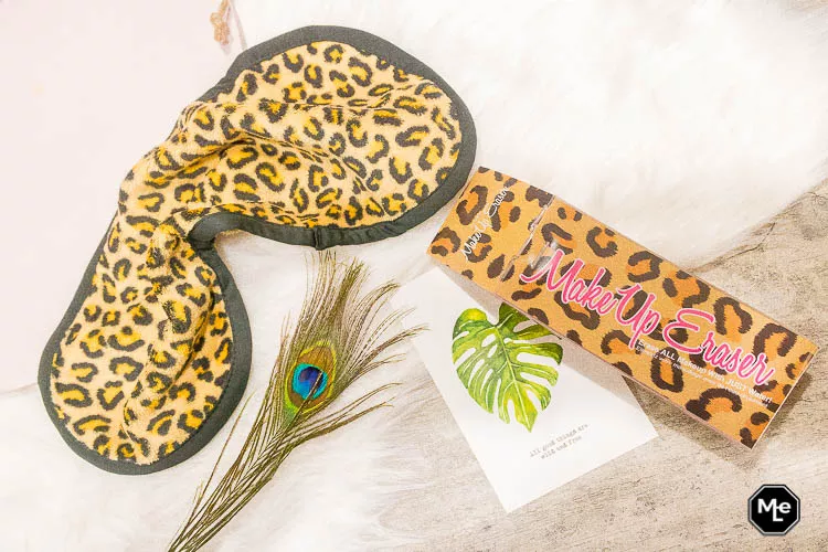 Makeup Eraser Cheetah flatlay verpakking + pauwen veer