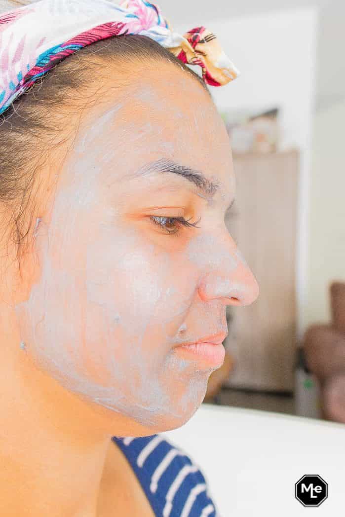 Bioré detox masker met houtskool - aangebracht op gezicht zijaanzicht