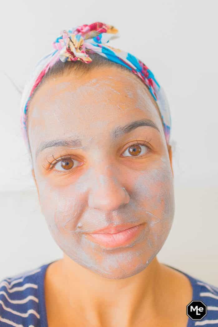 Bioré reinigend detox masker met houtskool - aangebracht op gezicht vooraanzicht