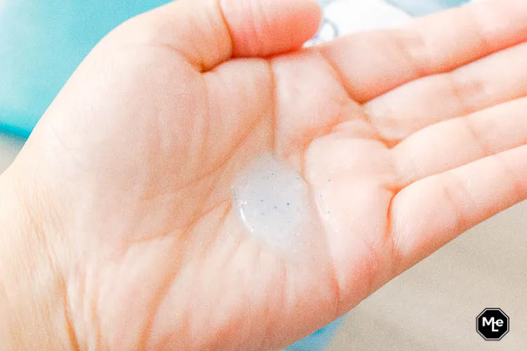 Bioré herstellende porie cleanser swatch op hand.