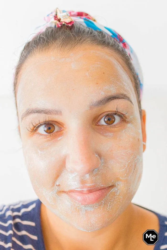 Biore Voedend detox masker met blauwe agave aangebracht op gezicht vooraanzicht