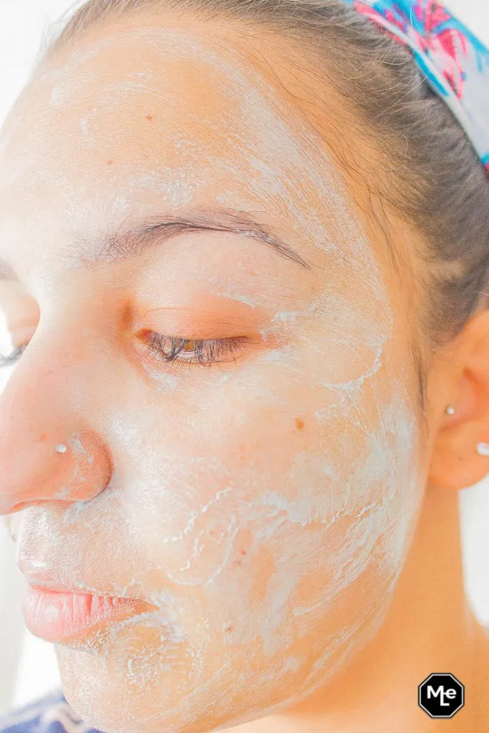 Biore Voedend detox masker met blauwe agave aangebracht op gezicht zijaanzicht