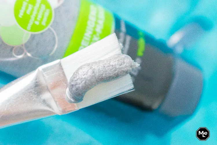 Bioré reinigend detox masker met houtskool swatch op kwast