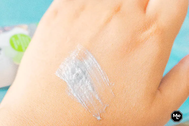 Bioré reinigend detox masker met houtskool - swatch op hand