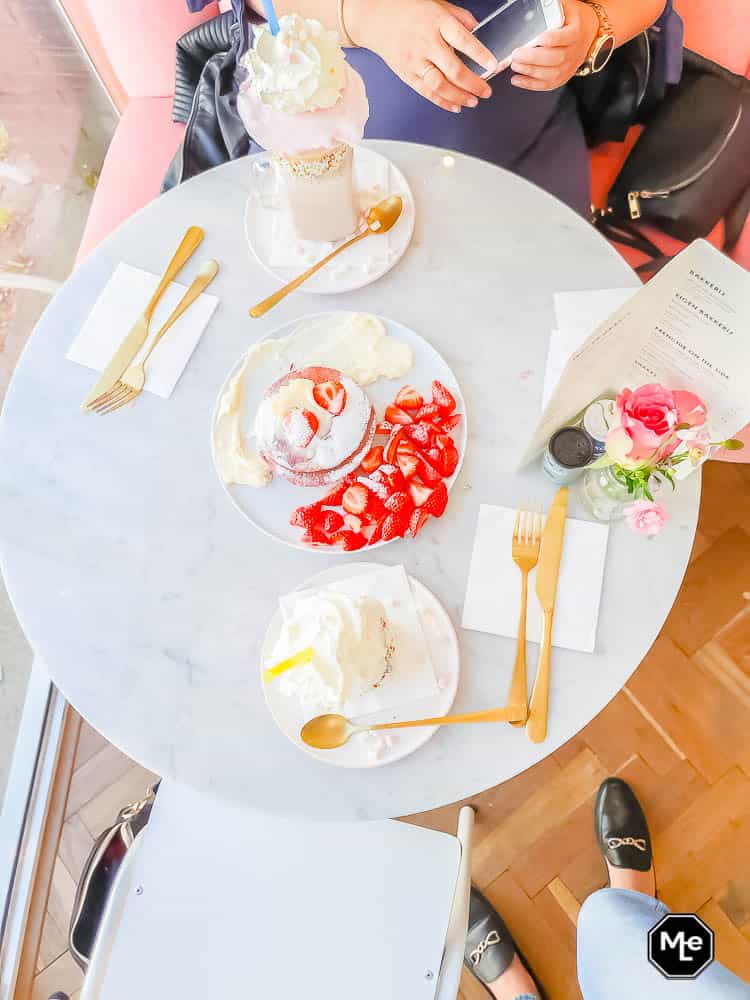 La Fille Café tafel setting met pancakes