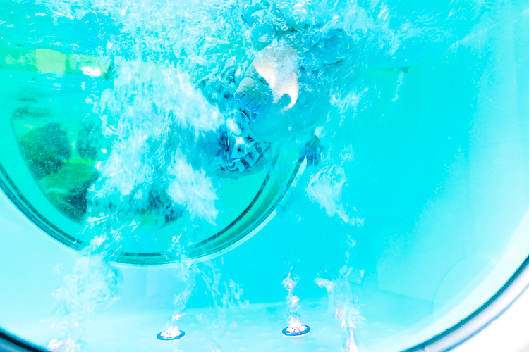 Bubbels in hydrofloat bad bij Aqua Baby Spa Utrecht