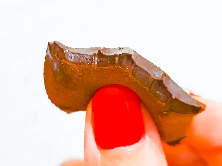 ik nap een hapje van mijn toetje met cacaopoeder, gecondenseerde melk en boter