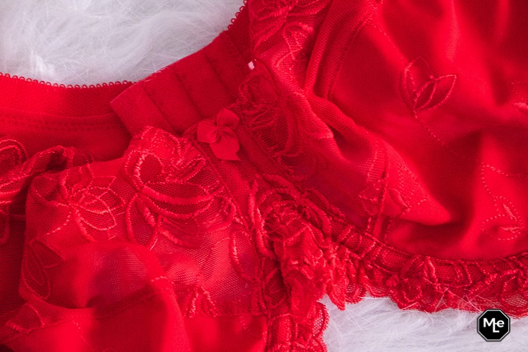 Grote maten bh -Diva - rood- close-up cups