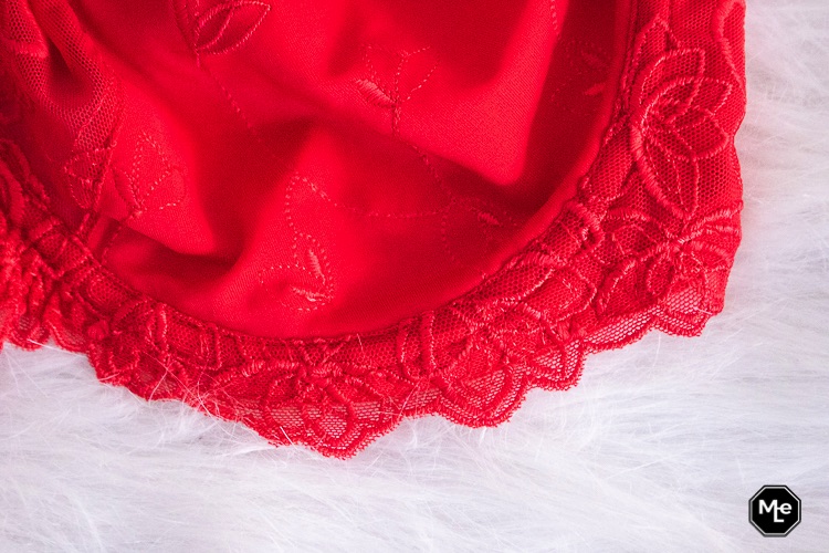 Grote maten bh -Diva - rood- close-up cups