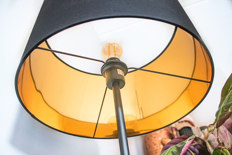jace staande lamp - close-up gouden lampenkap van binnen