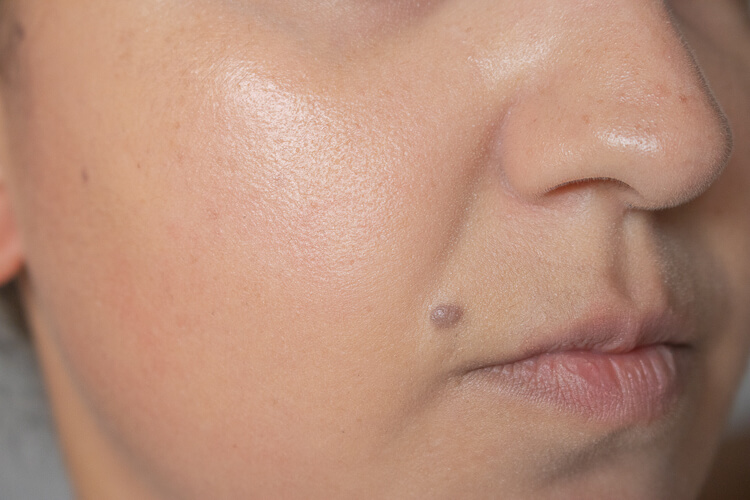 close-up meroda foundation after cheek
