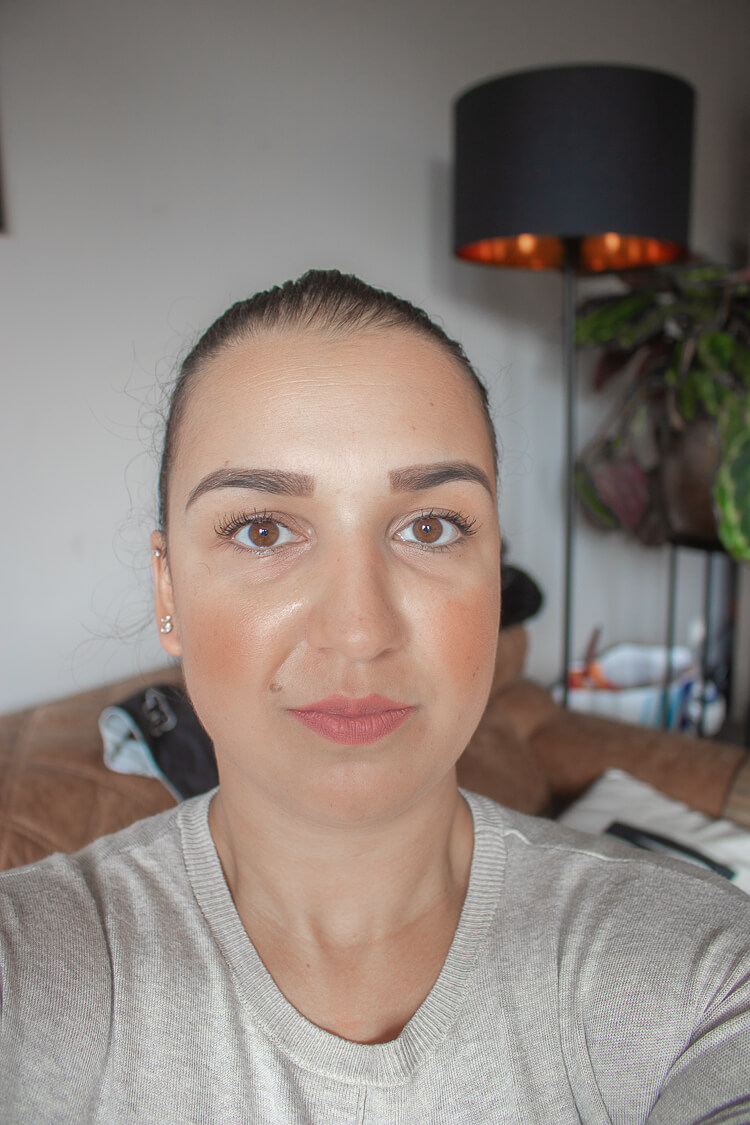 opgemaakt met make-up en meroda foundation review