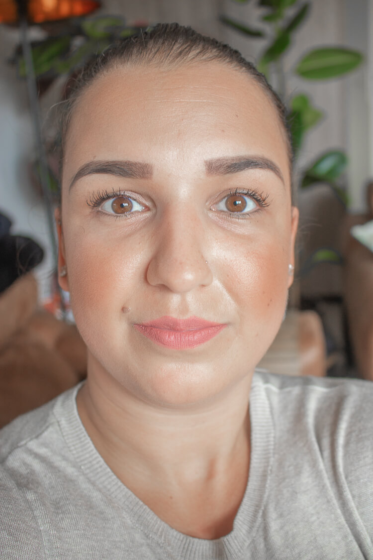gezicht close-up opgemaakt met make-up en meroda foundation mijn mening