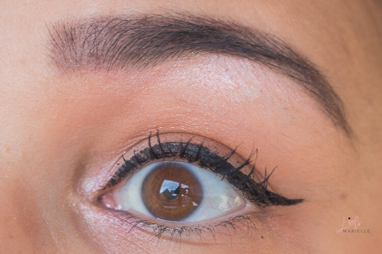 close-up oog, highlighter in ooghoek en op wenkbrauwbot