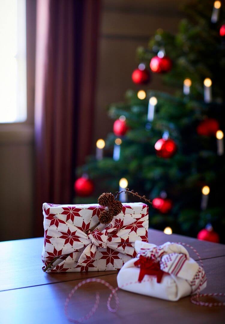 Kerstcollectie-IKEA-2021-cadeaus inpakken