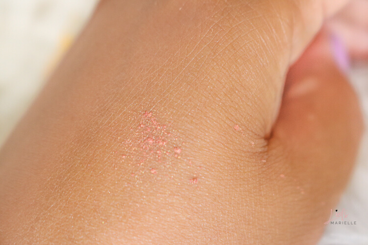 Losse pigment oogschaduw poeder op mijn hand -affect cosmetics.