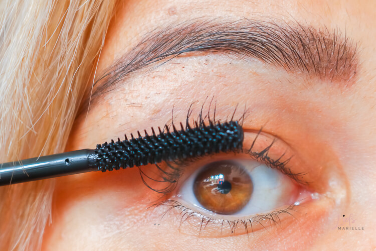 Close-up oog aanbrengen Exciting Lashes mascara.