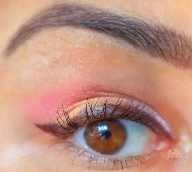 Close-up oog met oogschaduw, wenkbrauwpotlood, mascara en blush van Affect Cosmetics by pink avenue.