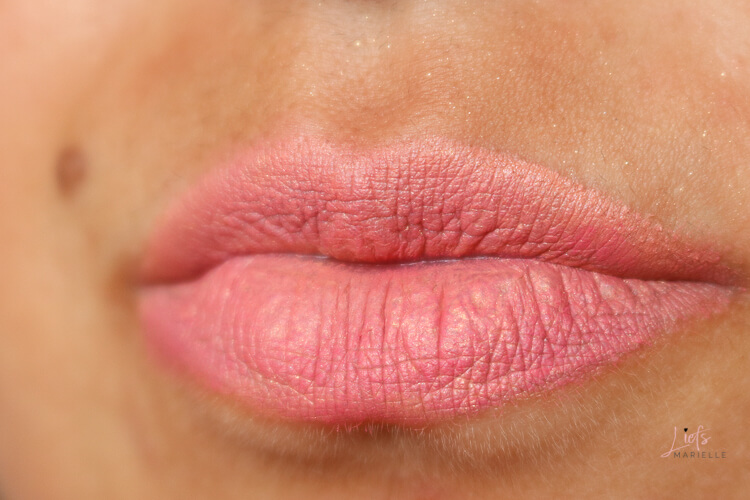 Close-up lippen met de Affect Cosmetics Ultra Sensual Liquid Lipstick en Lip Pencil in de kleur Innocent Kiss. Afgepoeder met een beetje blush.