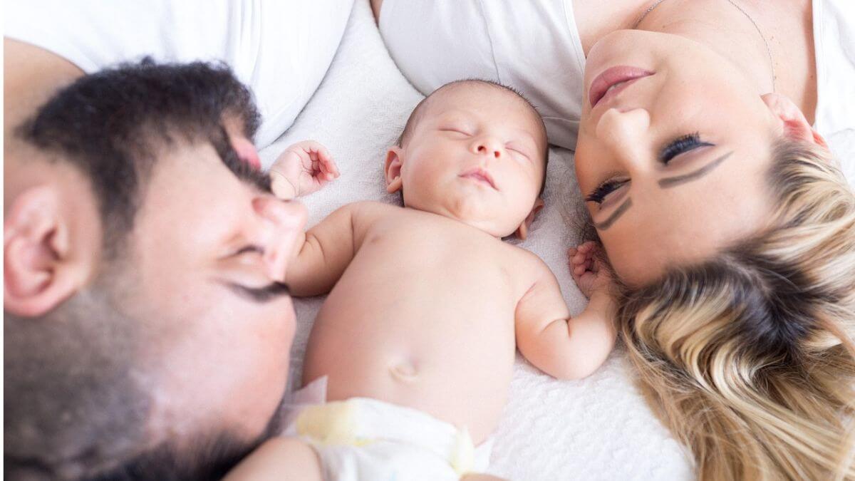 Moeder houdt haar kind vast – symbool voor de verschillende fases van het moederschap