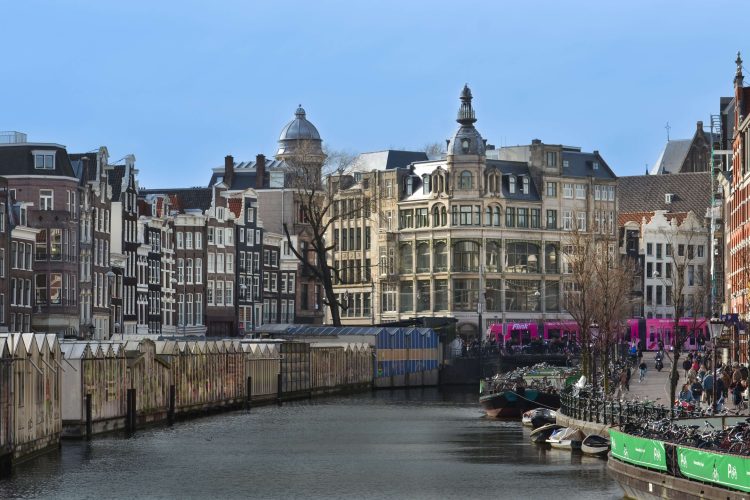 Een boot huren en varen door de Amsterdamse grachten, een complete gids