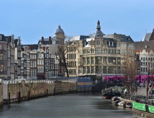 Een boot huren en varen door de Amsterdamse grachten, een complete gids