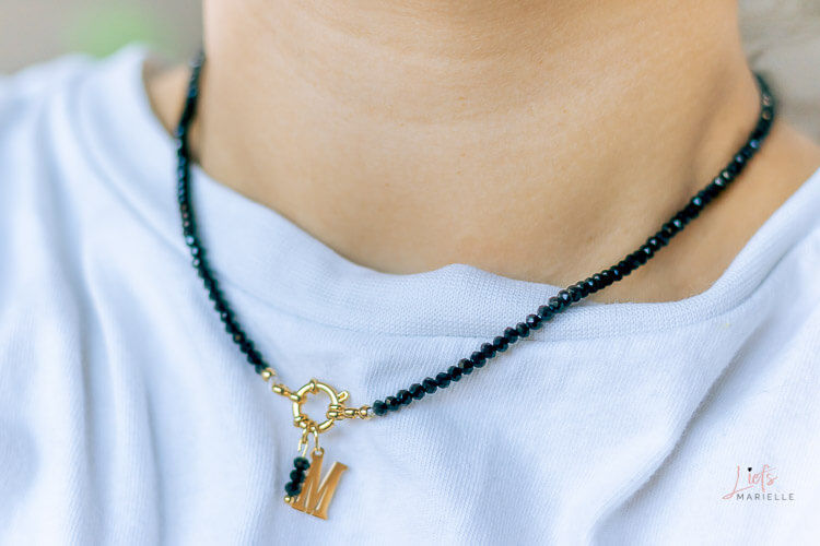 Urban chic collectie KAYA sieraden - ketting zwarte kralen en statement hanger op mijn nek