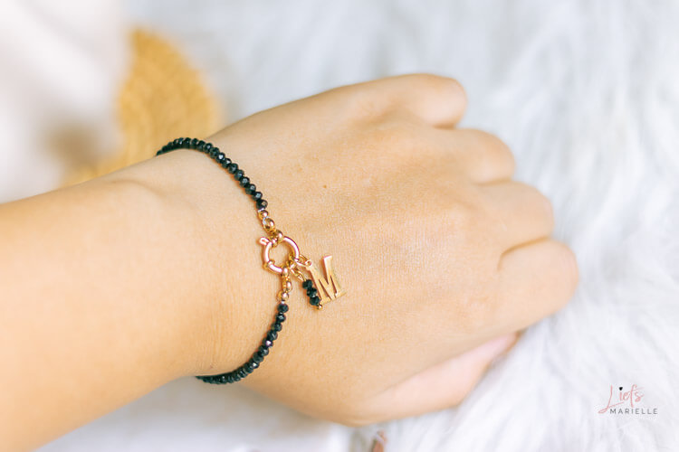 Close-up Urban chic collectie KAYA sieraden - armband zwarte kralen en statement hanger