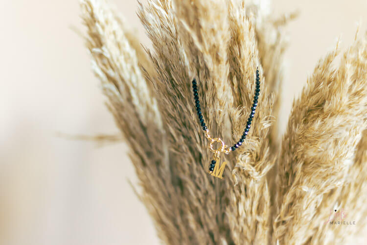 Urban chic collectie KAYA sieraden - armband zwarte kralen en statement hanger