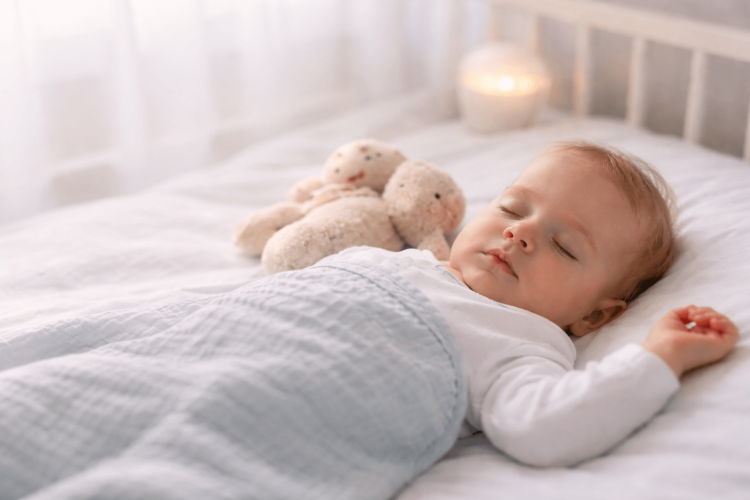 Slaapcycli baby tijdens lichte slaapfase in bedje
