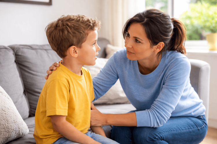 moeder praat rustig met kind op ooghoogte opvoeding zonder strijd